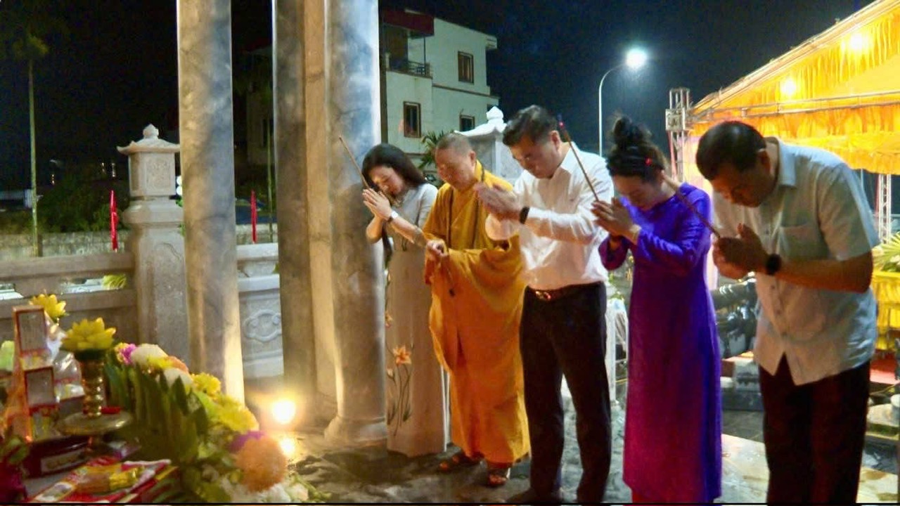 Đảng uỷ, HĐND, UBND, Uỷ ban MTTQ xã Bình Mỹ  tổ chức thắp nến tri ân các Anh hùng liệt sĩ nhân dịp kỷ niệm 78 năm ngày Thương binh - Liệt sĩ (27/7/1947- 27/7/2025)