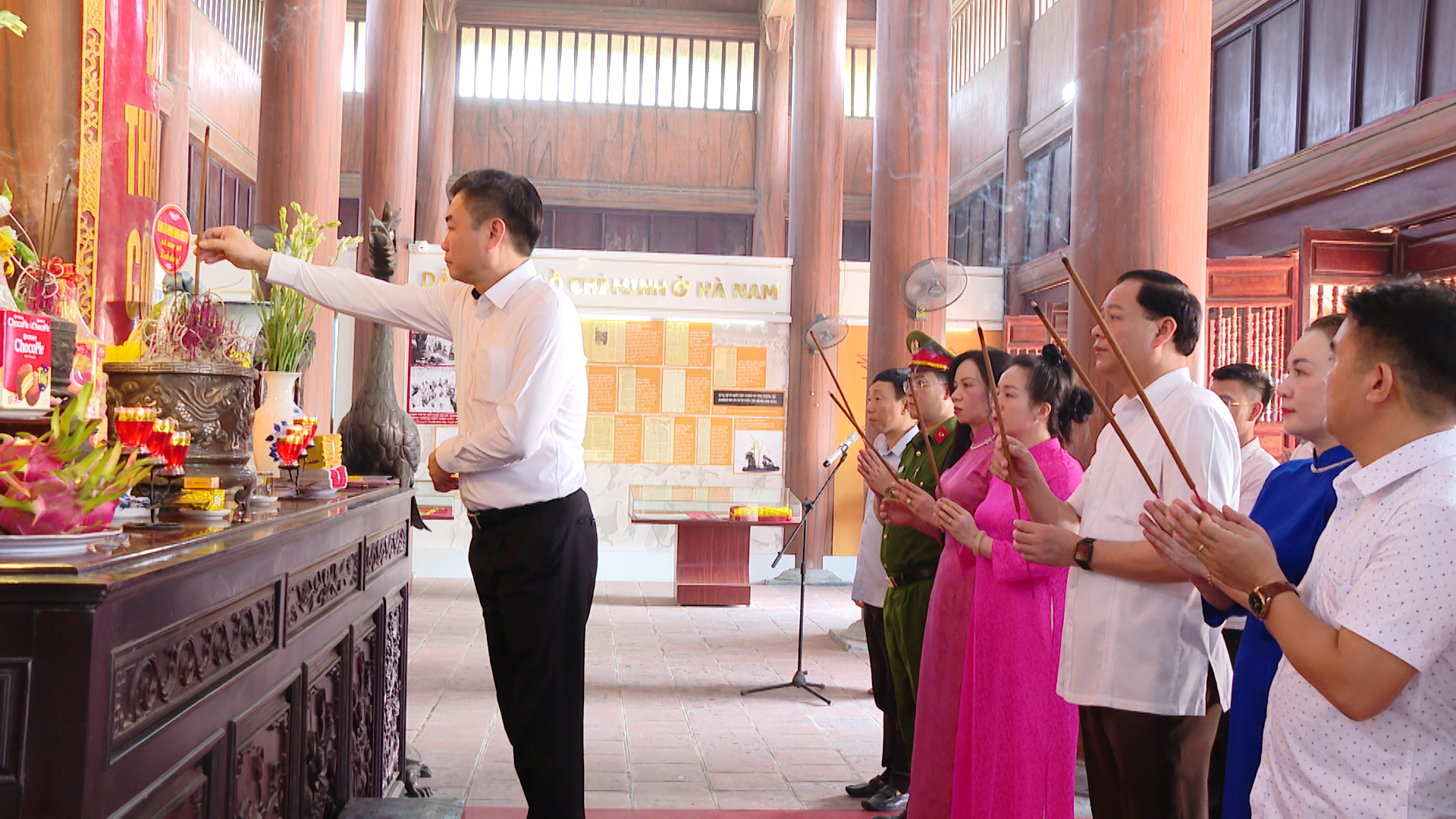 Dâng hương, dâng hoa tưởng niệm Chủ tịch Hồ Chí Minh và Đài tưởng niệm các Anh hùng liệt sỹ