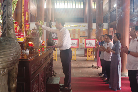 Dâng hương tưởng niệm Chủ tịch Hồ Chí Minh và Đài tưởng niệm các Anh hùng liệt sỹ