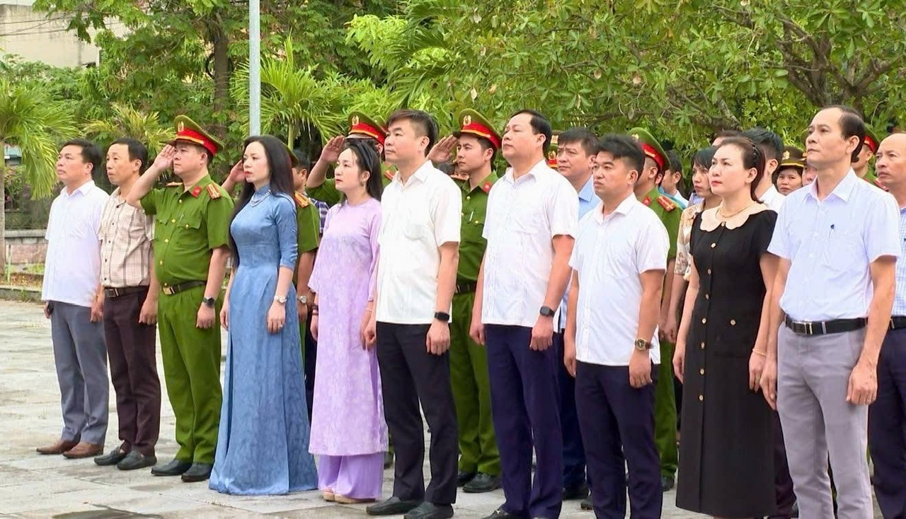Xã Bình Mỹ dâng hương tưởng niệm Chủ tịch Hồ Chí Minh và Đài tưởng niệm các anh hùng liệt sĩ trung tâm xã