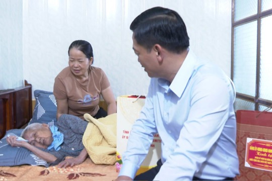 Đoàn lãnh đạo tỉnh Ninh Bình, lãnh đạo xã Bình Mỹ  thăm, tặng quà mẹ Việt Nam anh hùng